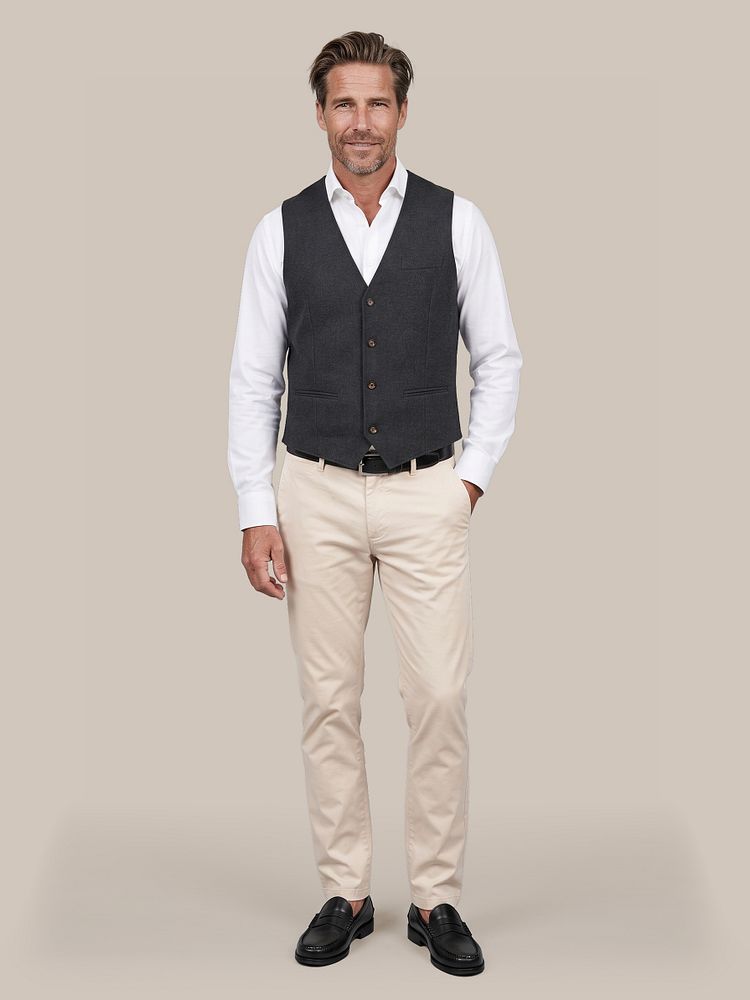Overhemd knitted piqué wit met riem zwart 314, chino peano twill off white en penny loafers leer zwart