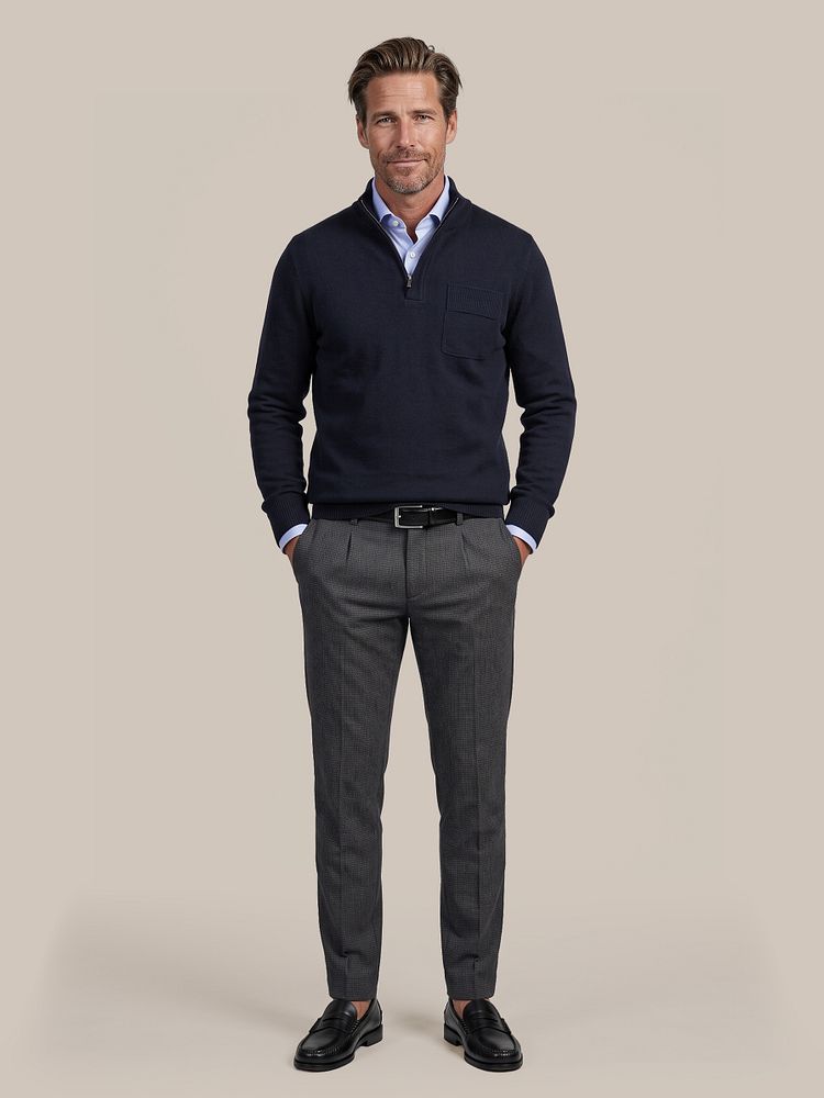 Canes pullover mocker donkerblauw met overhemd knitted piqué lichtblauw, riem zwart 314, chino pico pleat pepita donkerblauw bruin en penny loafers leer zwart