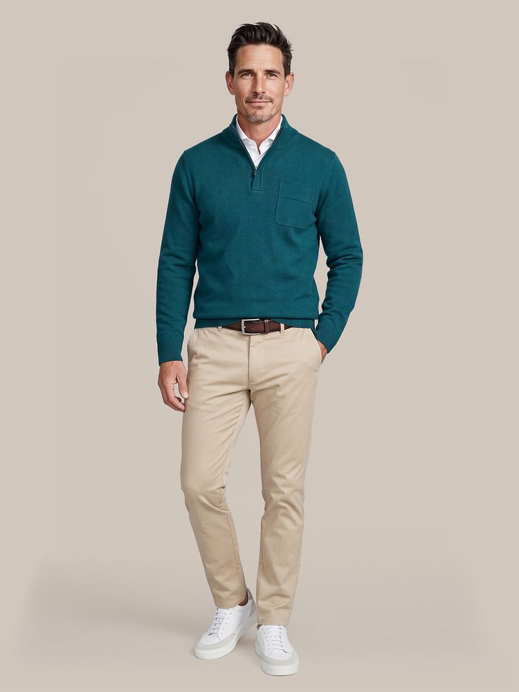 Canes pullover mocker groen met twill overhemd wit, chino peano twill beige, riem leer bruin en sneaker wit