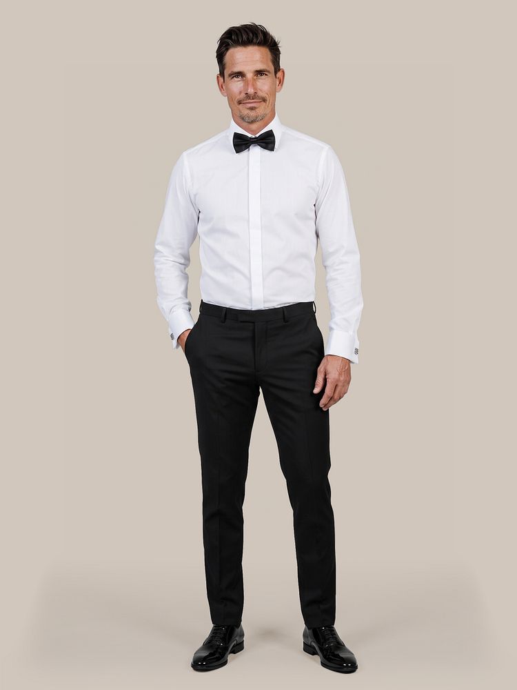 Strik zwart met bretel zwart, rokkostuum broek wol blend zwart, kniekousen zwart en lakschoen leer zwart