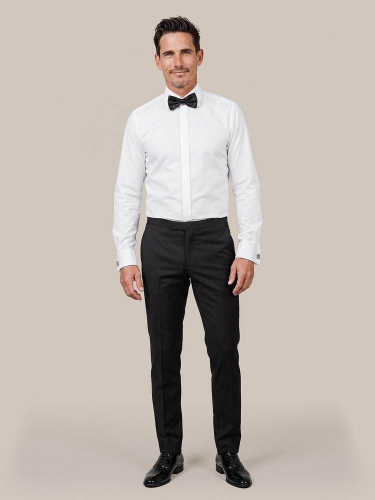 Strik zwart met bretel zwart, rokkostuum broek wol blend zwart, kniekousen zwart en lakschoen leer zwart