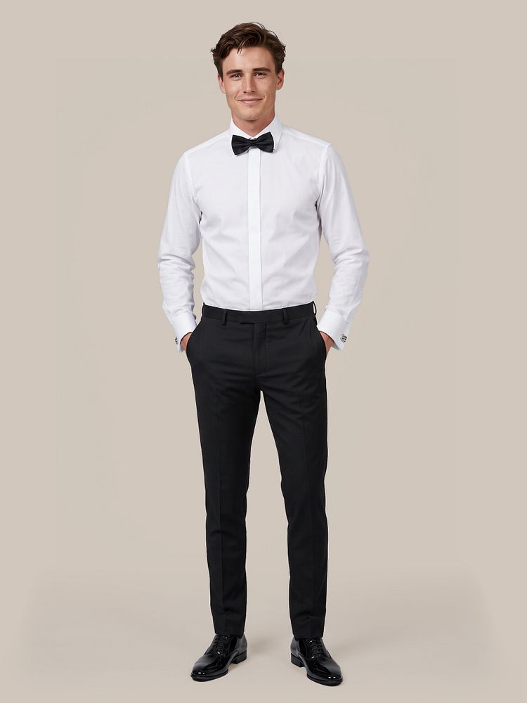 Strik zwart met bretel zwart, rokkostuum broek wol blend zwart, kniekousen zwart en lakschoen leer zwart