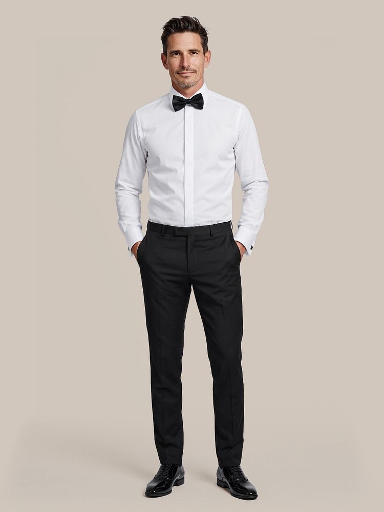 Strik zwart met bretel zwart, rokkostuum broek wol blend zwart, kniekousen zwart en lakschoen leer zwart