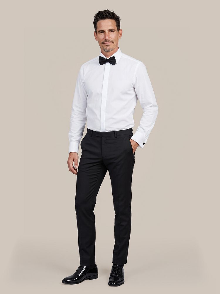 Strik zwart met bretel zwart, rokkostuum broek wol blend zwart, kniekousen zwart en lakschoen leer zwart