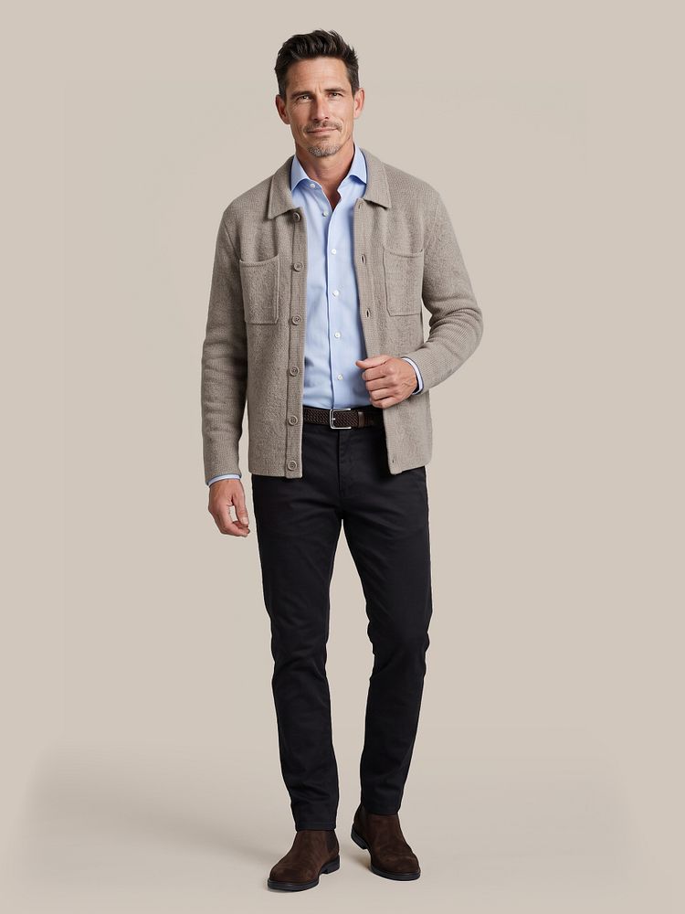Cardigan boiled wool taupe met overhemd blauw dr-04, geweven riem bruin, chino peano twill donkerblauw en chelsea boot suede bruin