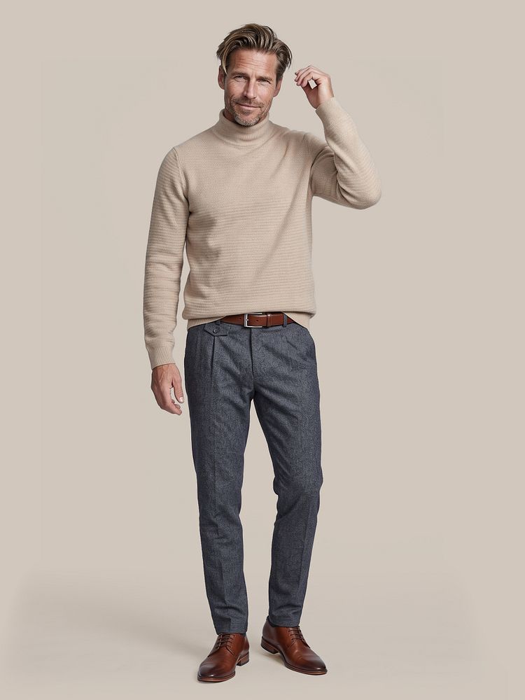 Coltrui structure melange sand met chino pico pleat donkerblauw en leren herenschoen donkercognac