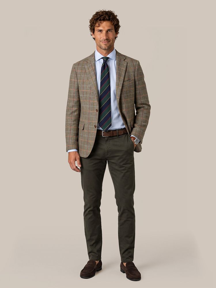 Colbert shetland wool check green met stropdas zijde triple stripe donkerblauw, overhemd oxford lichtblauw, riem suède leer bruin, chino newbury olive en penny loafers suede bruin