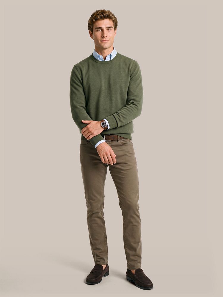 Trui merinowol groen met overhemd twill lichtblauw, riem suède leer bruin, broek 5-pocket johnson waffle kaki en penny loafers suede bruin