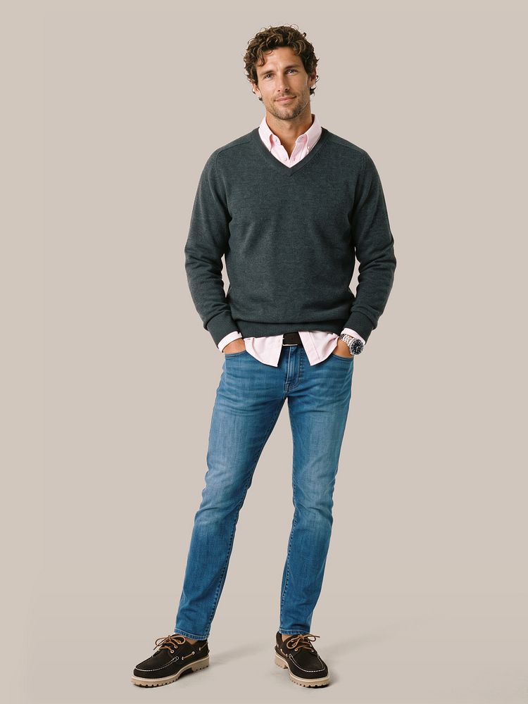 Trui v-hals lamswol antraciet met overhemd oxford roze, riem suède leer bruin, jeans lyon tapered future flex blauw en bootschoenen suede bruin