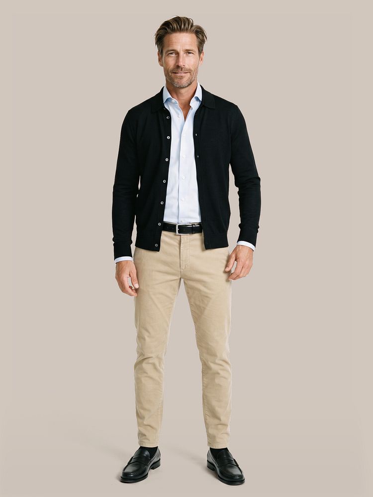 Cardigan shirt merino donkerblauw met overhemd jacquard luxe lichtblauw, riem zwart 314, chino plato corduroy off white, merino sokken donkerblauw (2-pack) en penny loafers leer zwart