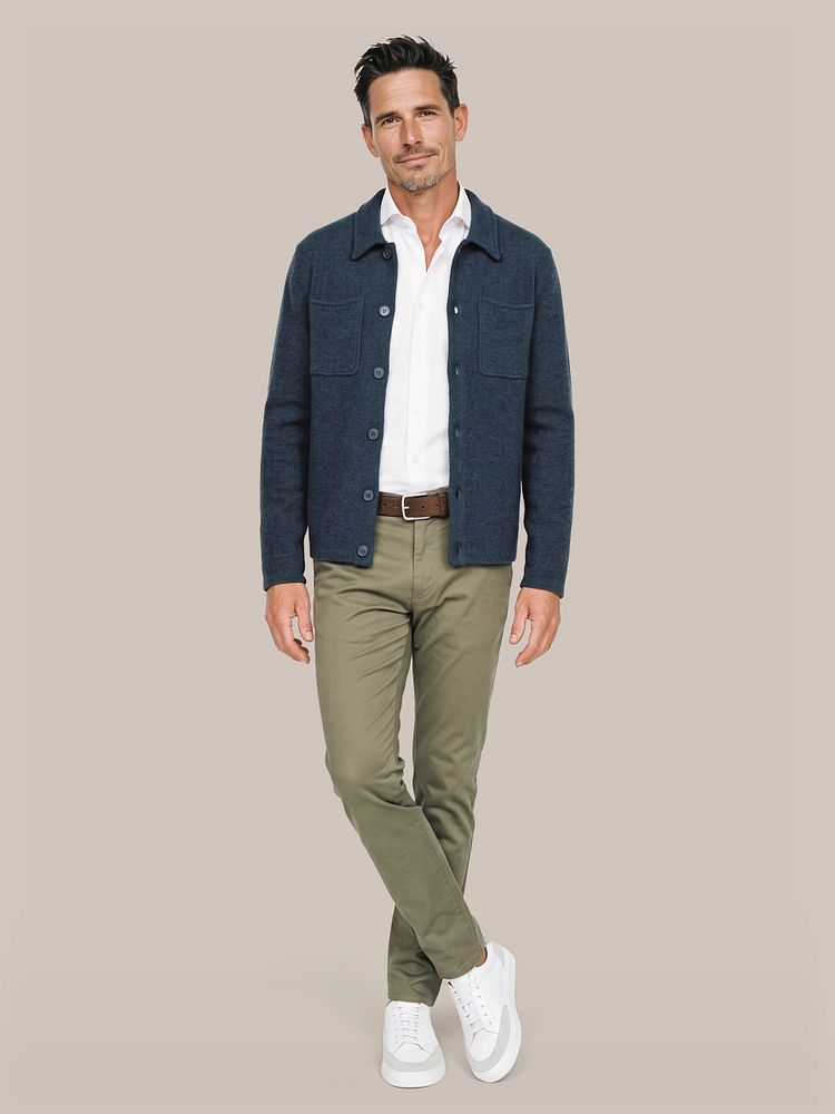 Cardigan boiled wool blauw met sorona overhemd gebroken wit, riem suède leer bruin, chino peano twill light olive en sneaker wit