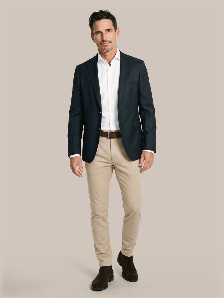 Classic colbert wol blend donkerblauw met sorona overhemd gebroken wit, riem suède leer bruin, chino pico pleat flanel sand en chelsea boot suede bruin