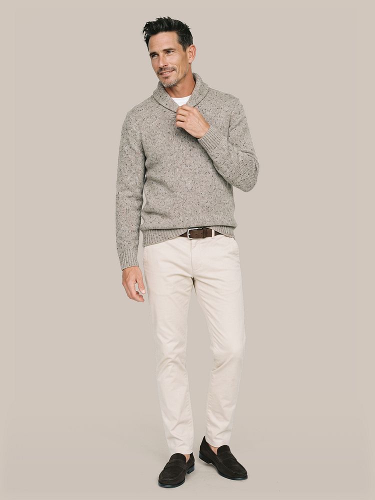 Trui shawl tweed eco wool taupe met obrambo t-shirt wit (2-pack) – extra lang en hooggesloten, riem suède leer bruin, chino peano twill off white en penny loafers suede bruin