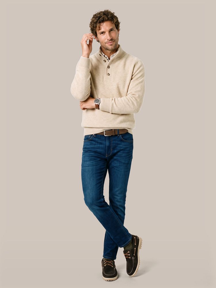 Mocker trui lamswol ecru met overhemd linen cotton streep sand, riem suède leer bruin, denm jeans donkerblauw, wol edinburgh melange bruin 7410 en bootschoenen suede bruin