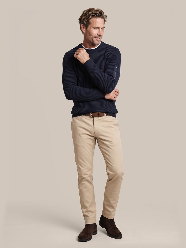 Mou trui donkerblauw met obra t-shirt hoge ronde hals wit (2-pack), riem suède leer bruin, chino peano twill beige en chelsea boot suede bruin