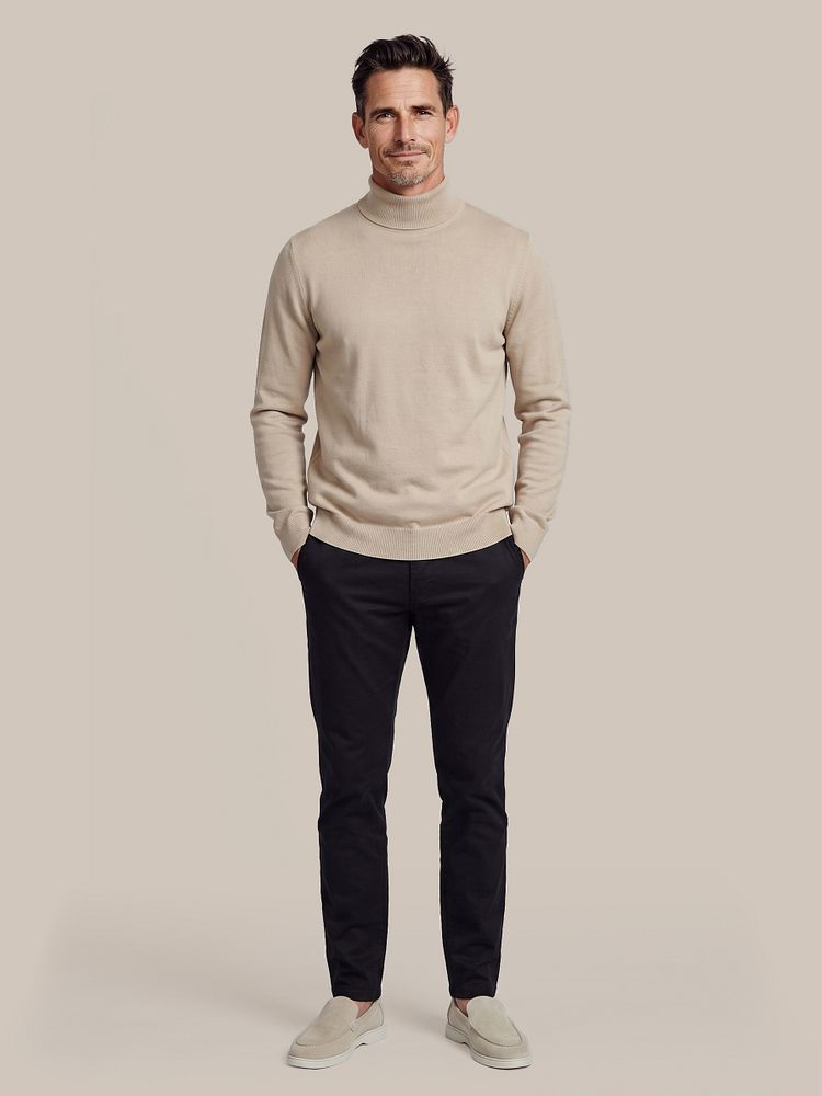 Compact cotton pullover turtle sand met chino peano twill donkerblauw en azul loafers beige