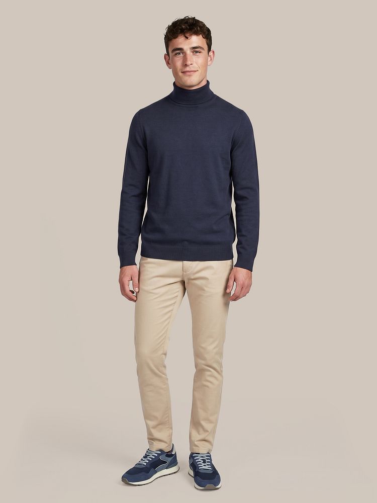 Compact cotton pullover turtle donkerblauw met chino pico lichtbeige, merino sokken donkerblauw (2-pack) en sneakers city donkerblauw