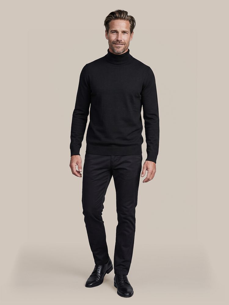Compact cotton pullover turtle zwart met chino peano twill donkerblauw, merino sokken donkerblauw (2-pack) en leren derby herenschoen zwart
