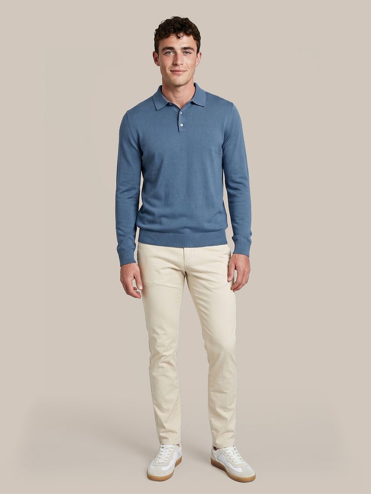 Compact cotton poloshirt denim blauw met riem suède leer lichtbruin, chino philo flex kit en sneakers park wit