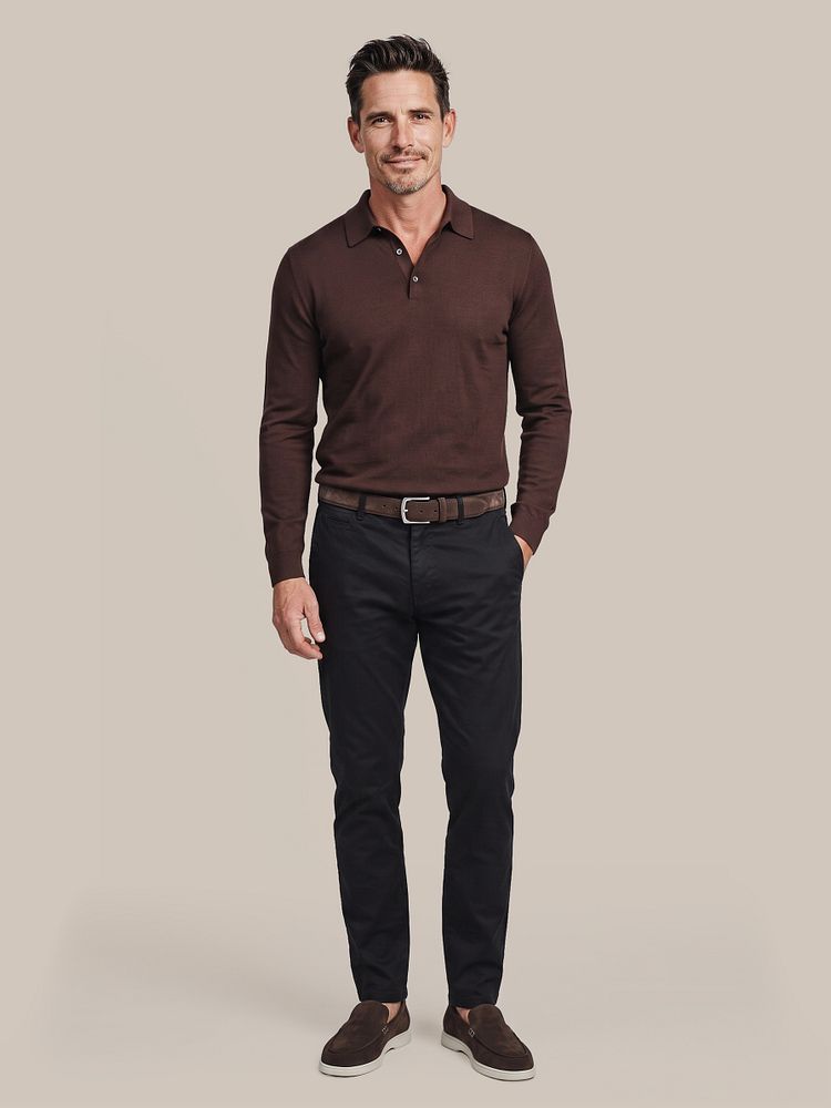 Compact cotton poloshirt bordeaux met riem suède leer bruin, chino peano twill donkerblauw en azul loafers bruin