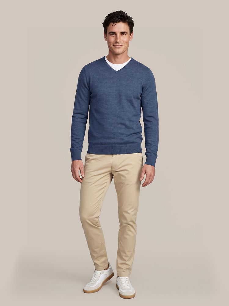 Merino pullover v-hals denim blauw met obra t-shirt hoge ronde hals wit (2-pack), chino plato ecru, merino sokken donkerblauw (2-pack) en sneakers park wit