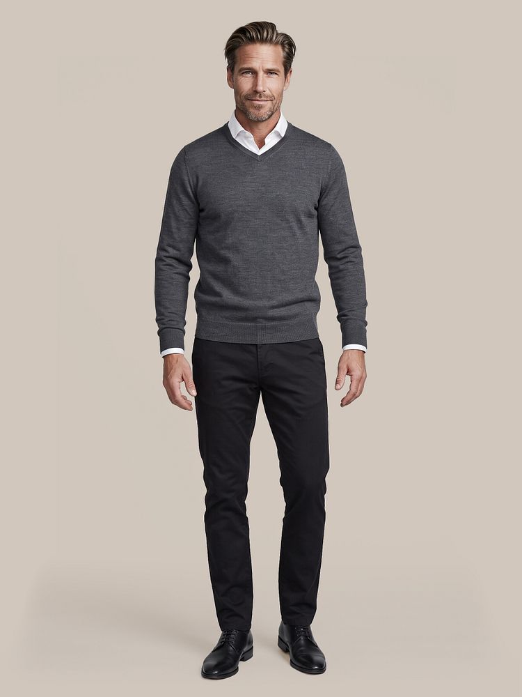 Merino pullover v-hals antraciet met wit overhemd slim fit dr-01, chino peano twill donkerblauw, merino sokken donkerblauw (2-pack) en leren derby herenschoen zwart