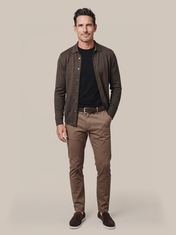 Cardigan shirt merino bruin met ota t-shirt o-hals zwart (2-pack), riem suède leer bruin, chino philo flex taupe en azul loafers bruin
