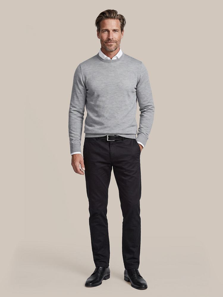 Merino pullover mid grijs met twill overhemd wit, riem zwart 314, chino peano twill donkerblauw, merino sokken donkerblauw (2-pack) en leren derby herenschoen zwart