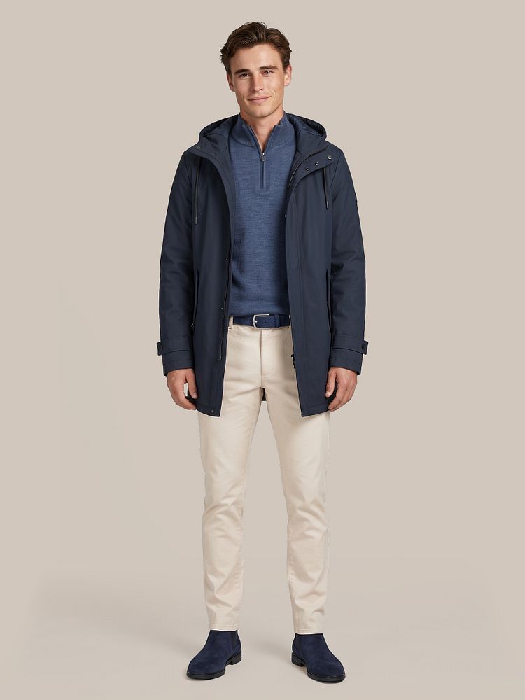 Jas hood tech donkerblauw met obra t-shirt hoge ronde hals wit (2-pack), riem suède leer donkerblauw, chino peano twill off white en chelsea boot suede donkerblauw