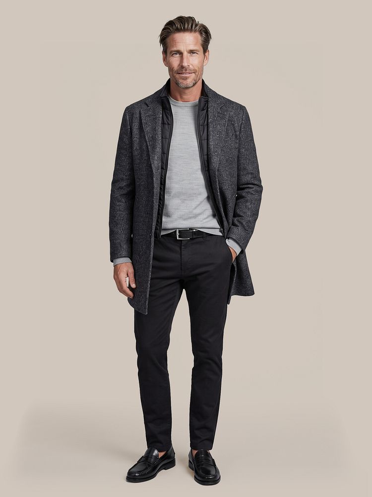Coat wol herringbone donkerblauw met merino pullover mid grijs, riem zwart 314, chino peano twill donkerblauw en penny loafers leer zwart