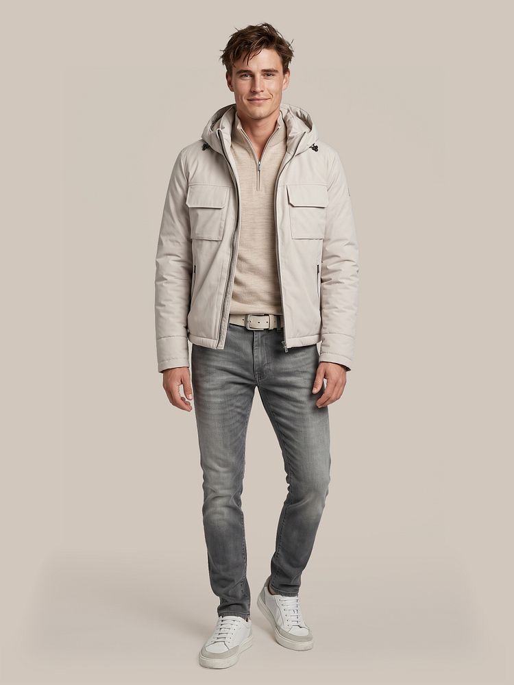 Raindrop jas greige met riem suède leer wit, denm jeans antraciet en sneaker wit