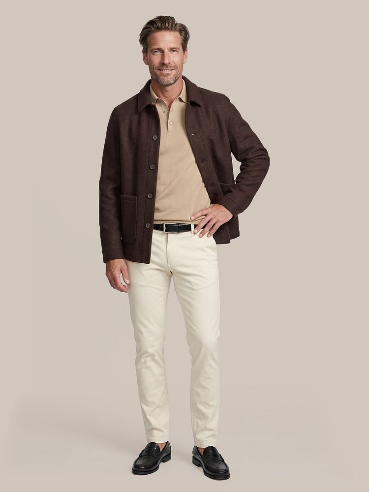 Look 584: Overshirt wool bouclé bruin met Compact cotton poloshirt taupe, Riem zwart 314, Chino philo flex kit en Penny loafers leer zwart