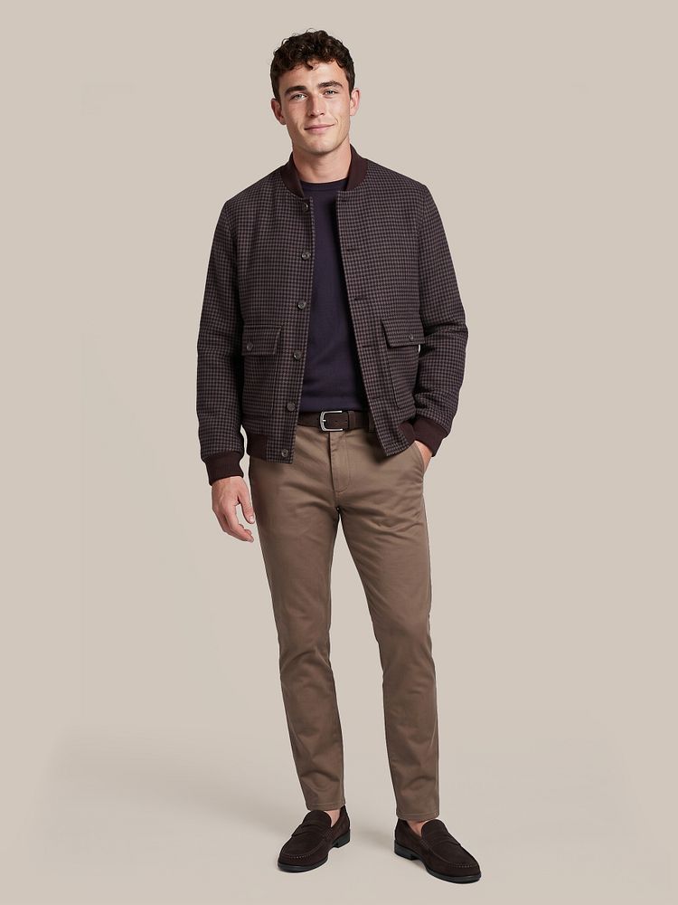 Look 585: Bomberjack pepita bordeaux met Merino pullover donkerblauw, Riem suède leer bruin, Chino philo flex taupe en Penny loafers suede bruin