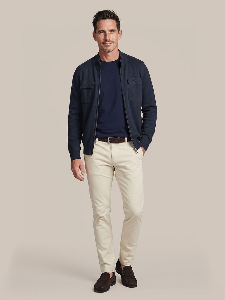 Cardigan canes donkerblauw met ota t-shirt ronde hals donkerblauw (2-pack), riem suède leer bruin, chino philo flex kit en penny loafers suede bruin
