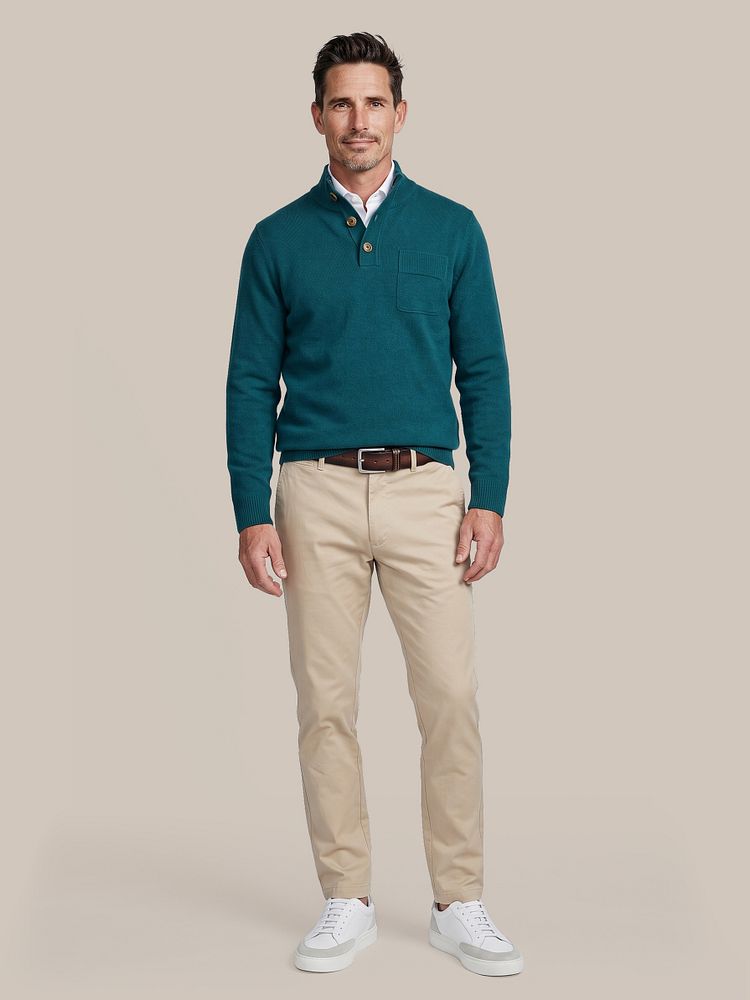 Look 600: Canes pullover mocker groen met Twill overhemd wit, Riem leer bruin, Chino peano twill beige en Sneaker wit