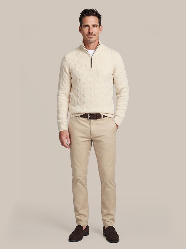 Look 586: Lau pull merino halve rits cable ecru met Obra t-shirt, Riem suède leer bruin, Chino peano twill beige en Penny loafers suede bruin