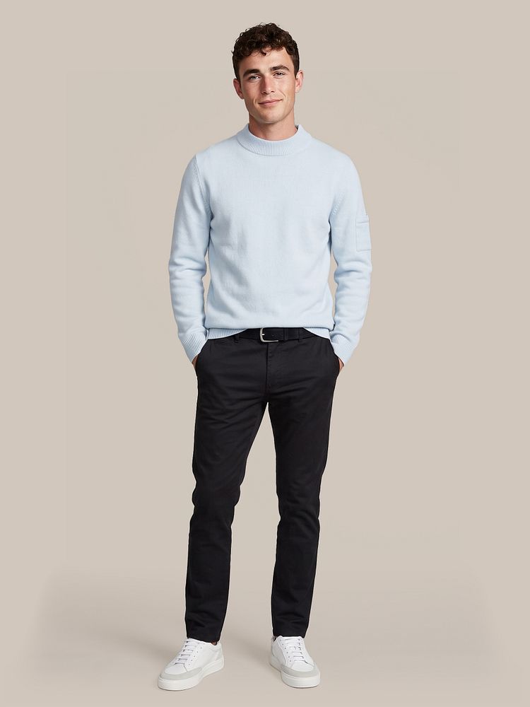 Look 583: Canes pullover turtle ice blue met Riem suède leer donkerblauw, Chino peano twill donkerblauw en Sneaker wit