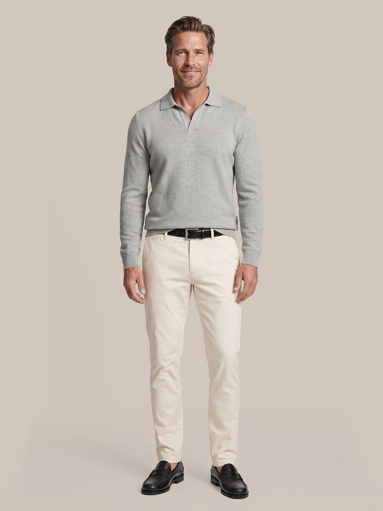 Trui riva needle grijs met riem zwart 314, chino peano twill off white en penny loafers leer zwart