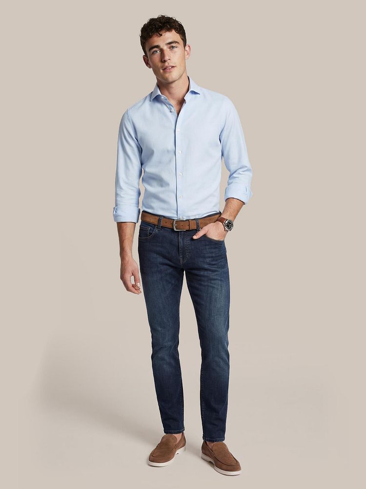 Jeans new russel medium denim blauw met Napoli loafers camel, Overhemd Oxford lichtblauw, Riem suède leer cognac en Vitasu t-shirt v-hals wit (2-pack)