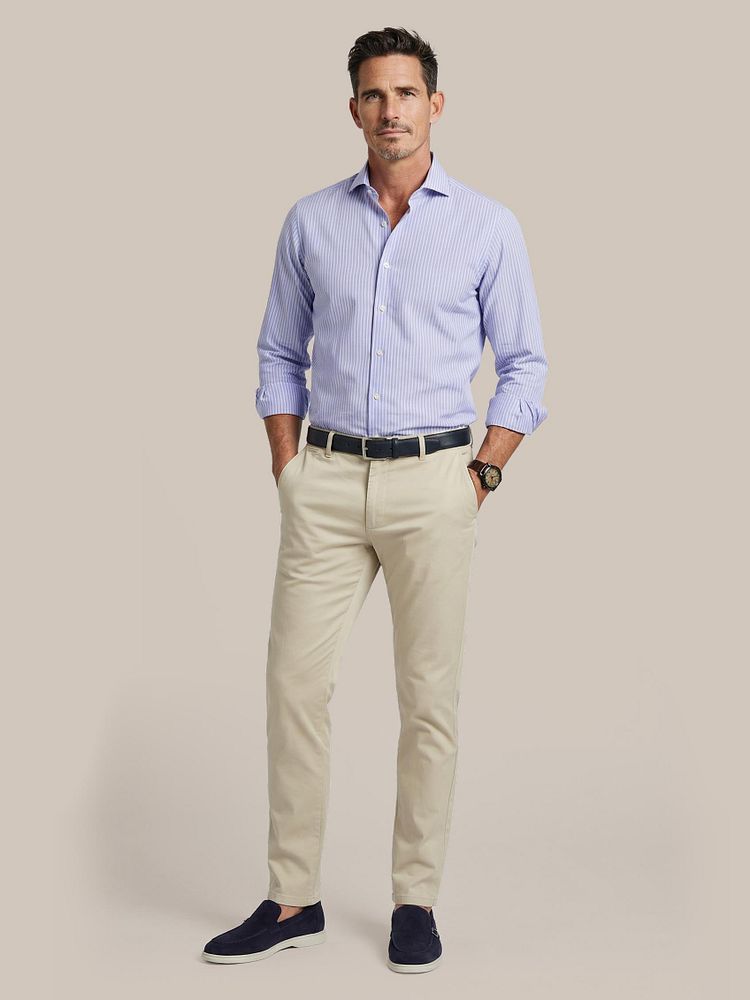 Azul loafers donkerblauw met Chino newbury light twill beige, Overhemd twill streep lichtblauw rood, Riem suede donkerblauw 309 en Vitasu t-shirt v-hals wit (2-pack)