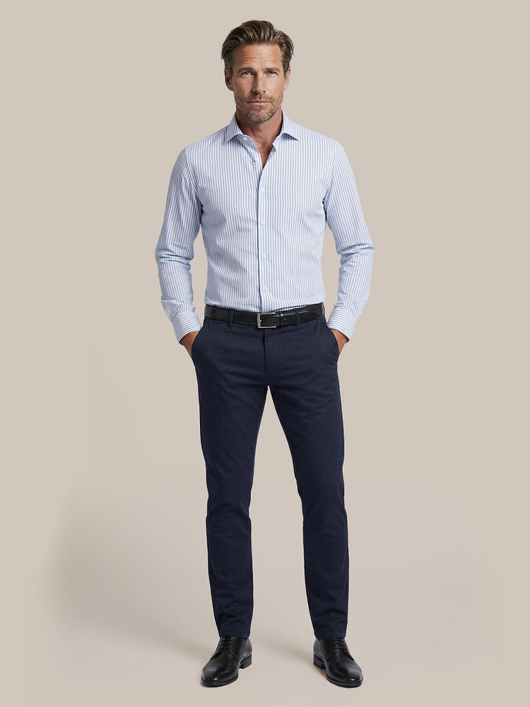 Chino Pico donkerblauw met Leren Derby herenschoen zwart, Riem zwart 314, Twill overhemd streep blauw en Vitaru onzichtbaar ondershirt diepe v-hals (2-pack)