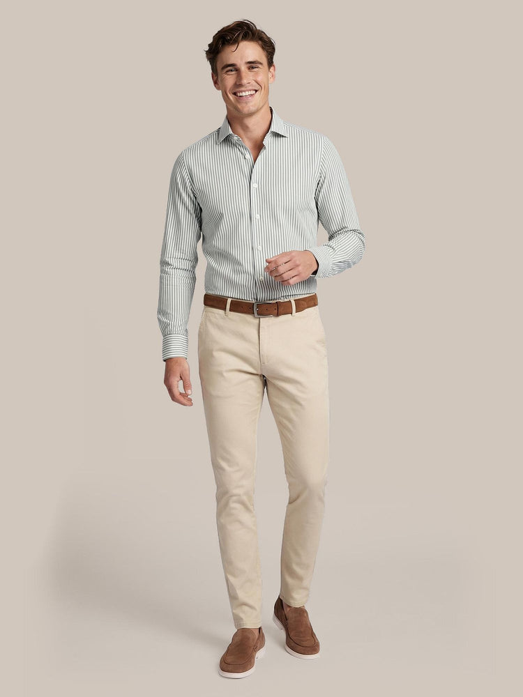 Chino Pico lichtbeige met Napoli loafers camel, Riem suede cognac 307, Twill overhemd extra lange mouw streep groen en Vitaru onzichtbaar ondershirt diepe v-hals (2-pack)