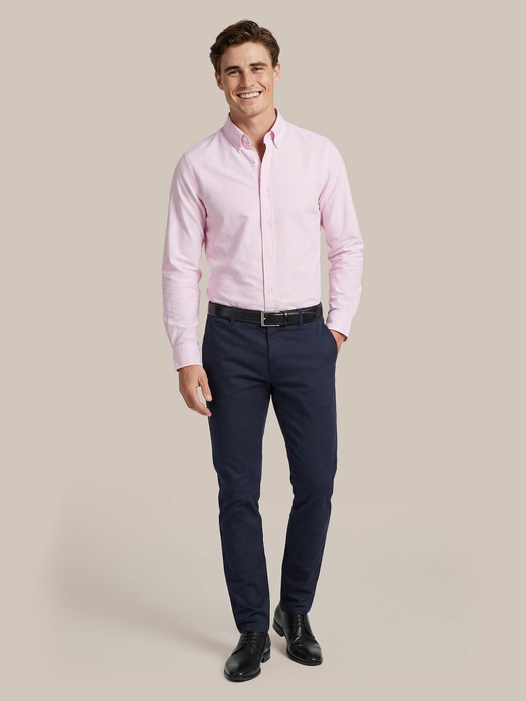 Chino Pico donkerblauw met Leren Derby herenschoen zwart, Overhemd Oxford streep roze, Riem zwart 314 en Vitaru onzichtbaar ondershirt diepe v-hals (2-pack)