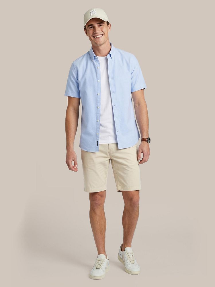 Berry short ecru met Ota t-shirt ronde hals wit (2-pack), Short sleeve overhemd Oxford yale lichtblauw en Sneakers v-82 pierre kiwi