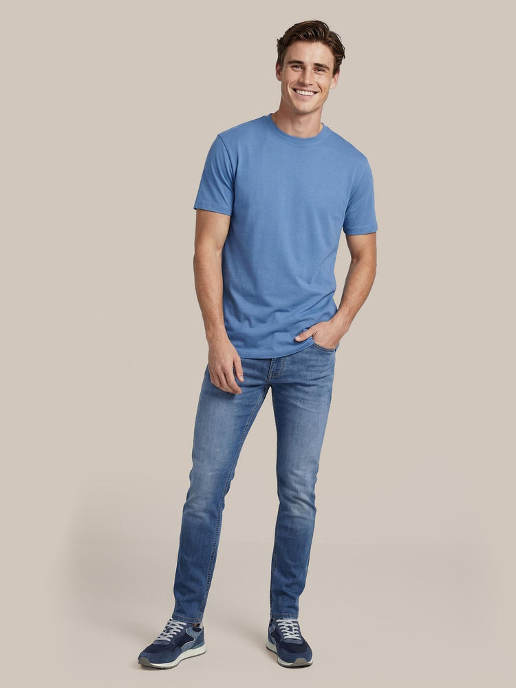 Denm jeans blauw met Obra t-shirt hoge ronde hals mid blauw (2-pack) en Sneakers city donkerblauw