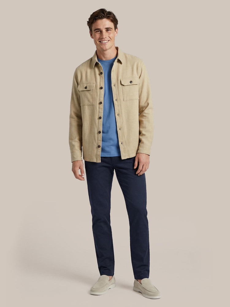 Azul loafers beige met Chino Pico donkerblauw, Obra t-shirt hoge ronde hals mid blauw (2-pack) en Overshirt structure beige