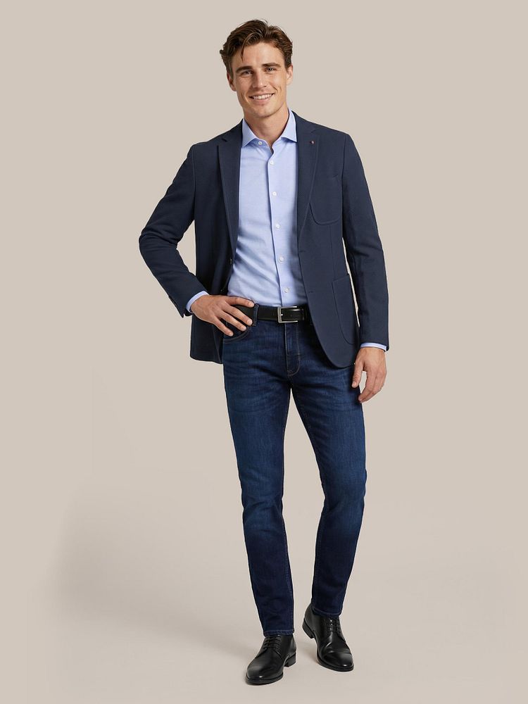 Denm jeans donkerblauw met Leren Derby herenschoen zwart, Overhemd knitted piqué lichtblauw, Riem zwart 314, Travel jacket donkerblauw en Vitaru onzichtbaar ondershirt diepe v-hals (2-pack)