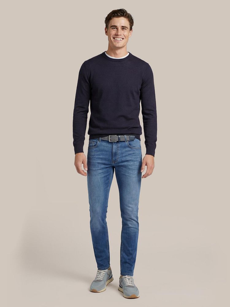 Denm jeans blauw met Geweven riem antraciet, Merino pullover donkerblauw, Ota t-shirt ronde hals wit (2-pack) en Sneakers city blauw