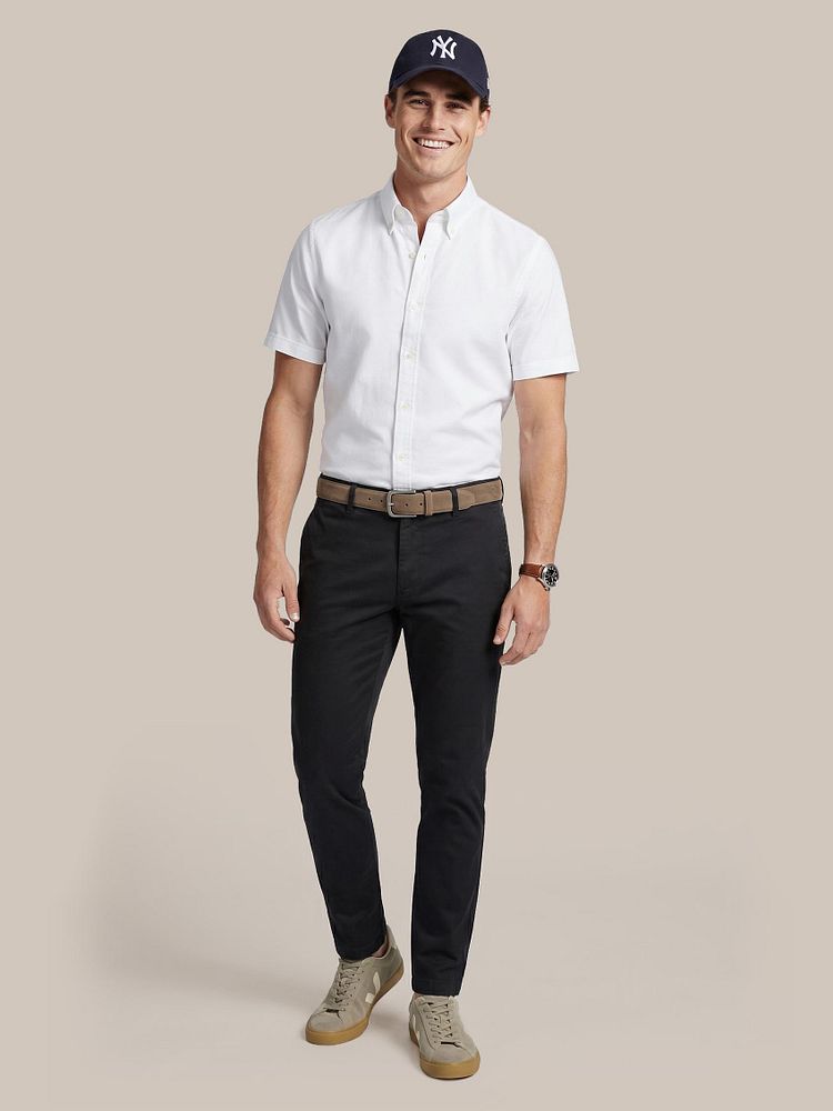 Chino newbury light twill donkerblauw met Riem suède leer lichtbruin, Short sleeve overhemd Oxford yale wit en Sneakers campo taupe