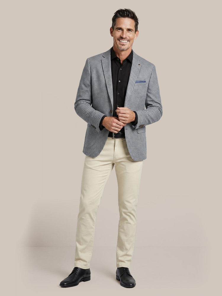 Chino philo flex kit met Colbert grou check royal blauw, Leren Derby herenschoen zwart, Riem zwart 314, Twill overhemd zwart en Vitaru onzichtbaar ondershirt diepe v-hals (2-pack)